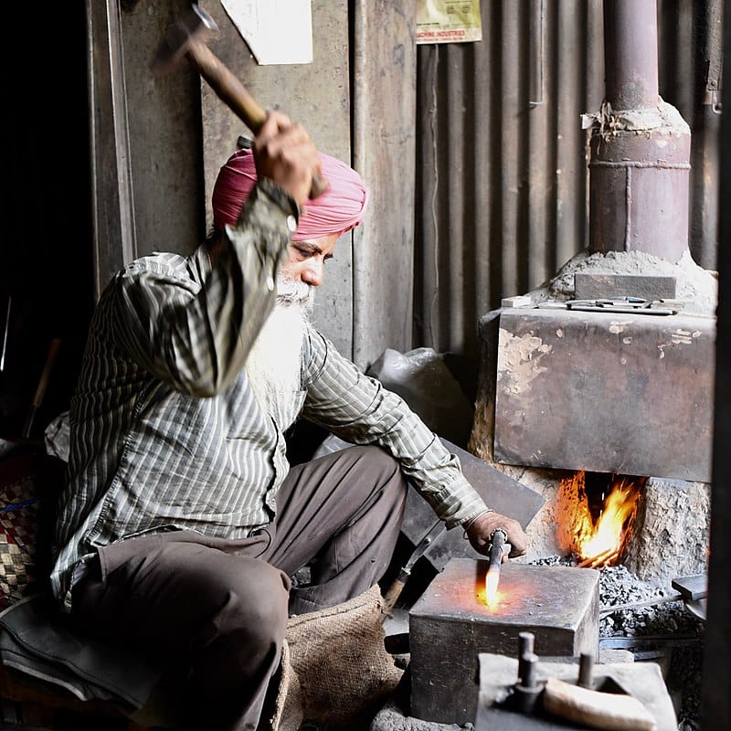 800px Blacksmith Working 3